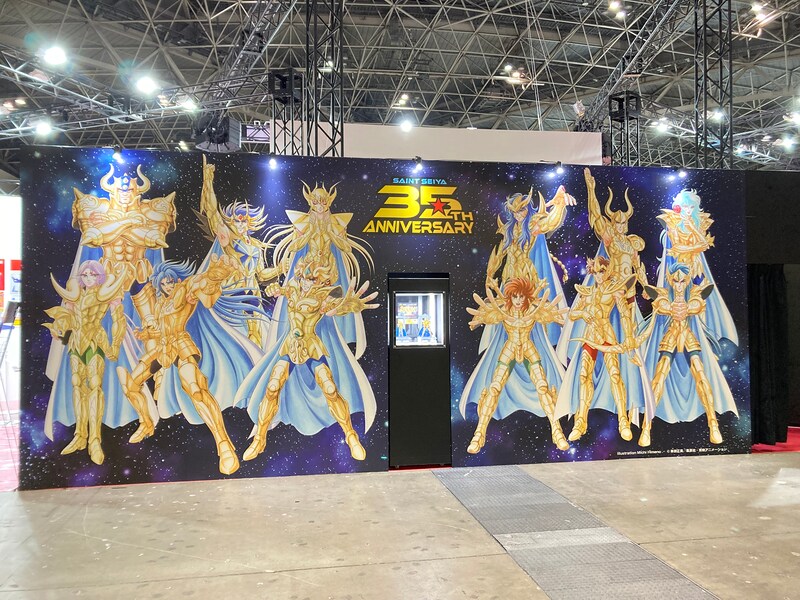 「AnimeJapan 2022」の東映アニメーションブース内より、姫野美智による黄金聖闘士の描き下ろしビジュアルを使用した壁面展示。