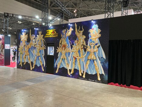 「AnimeJapan 2022」の東映アニメーションブース内より、姫野美智による黄金聖闘士の描き下ろしビジュアルを使用した壁面展示。