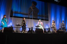 ステージの様子。左から種崎敦美、田村睦心、ファイルーズあい、伊瀬茉莉也、梅原裕一郎。