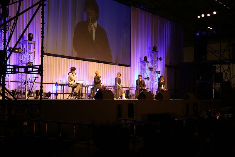 左から榎木淳弥、内田雄馬、瀬戸麻沙美、中村悠一、櫻井孝宏。