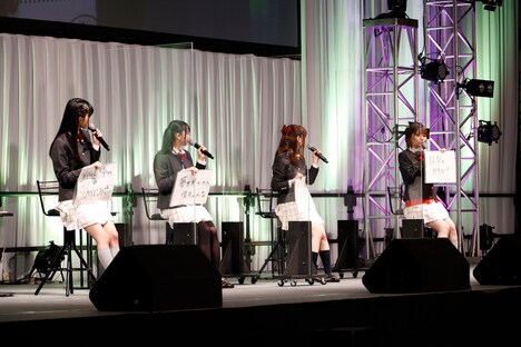 左から大西亜玖璃、矢野妃菜喜、前田佳織里、鬼頭明里。