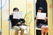 左から熊谷俊輝、福島香々。「ランズベリー・アーサーを動物にたとえると？」という質問に揃って「オオカミ」と回答し、息の合ったコンビネーションを見せる。