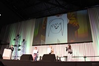 スクリーンに映るのは江口拓也が描いたアーニャ。