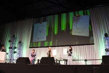 揃ってアーニャのイラストを披露する江口拓也と早見沙織。