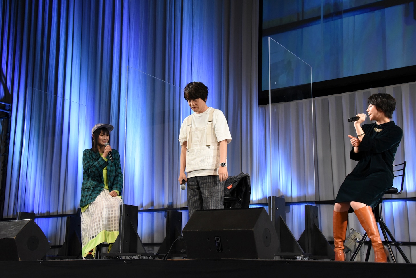 色合いや、ふわふわとした材質がどことなくアンゴラモンを思わせる服を着た中井。