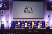 「ソードアート・オンライン 10th Anniversary Project -The Beginning-」ステージの様子。左から松岡禎丞、戸松遥、茅野愛衣、島崎信長、日高里菜、高垣彩陽。