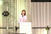 司会の狭間和歌子プロデューサー。