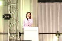司会の狭間和歌子プロデューサー。