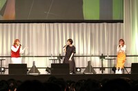 左から山崎はるか、田所あずさ、Machico。