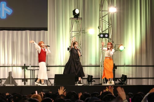 「アイドルマスター ミリオンライブ！ スペシャルイベント」の様子。左から春日未来役の山崎はるか、最上静香役の田所あずさ、伊吹翼役のMachico。