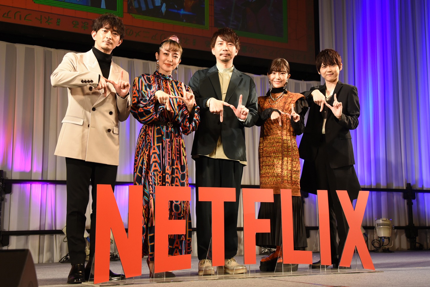「ネトフリアニメ スペシャルステージ」の様子。左から津田健次郎、潘めぐみ、諏訪部順一、伊瀬茉莉也、梶裕貴。
