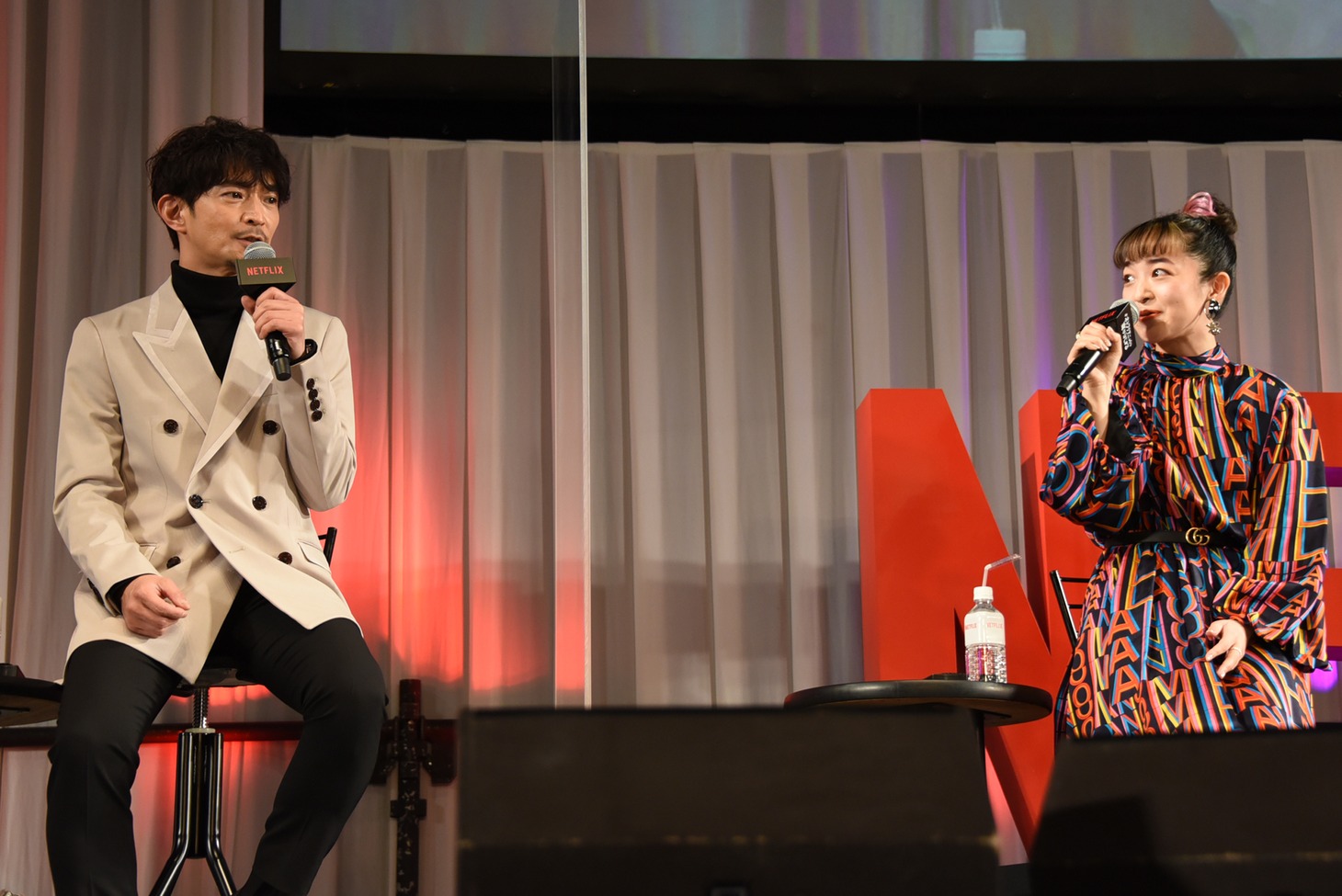 左から津田健次郎、潘めぐみ。