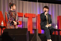 左から潘めぐみ、諏訪部順一。