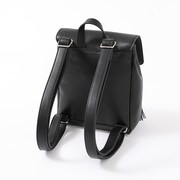 早川アキモデルのリュック。