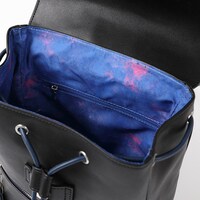 早川アキモデルのリュック。