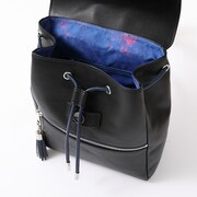 早川アキモデルのリュック。