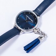 早川アキモデルの腕時計。