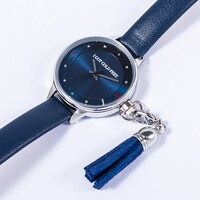 早川アキモデルの腕時計。