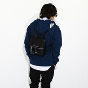 早川アキモデルのリュックの使用イメージ。