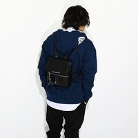 早川アキモデルのリュックの使用イメージ。