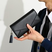 早川アキモデルの財布の使用イメージ。