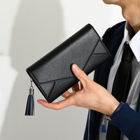 早川アキモデルの財布の使用イメージ。