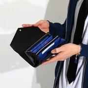 早川アキモデルの財布の使用イメージ。