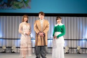 左から竹達彩奈、松岡禎丞、佐倉綾音。