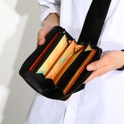 デンジモデルの財布の使用イメージ。