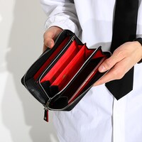 マキマモデルの財布の使用イメージ。