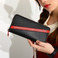 マキマモデルの財布の使用イメージ。