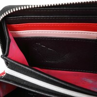 パワーモデルの財布。