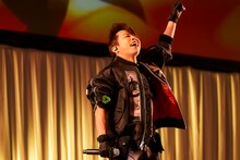 西川貴教によるライブステージの様子。