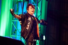 西川貴教によるライブステージの様子。