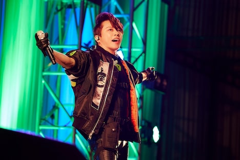西川貴教によるライブステージの様子。