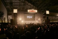 西川貴教によるライブステージの様子。