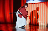 小池徹平扮する緋村剣心らによる、殺陣のパフォーマンスの様子。