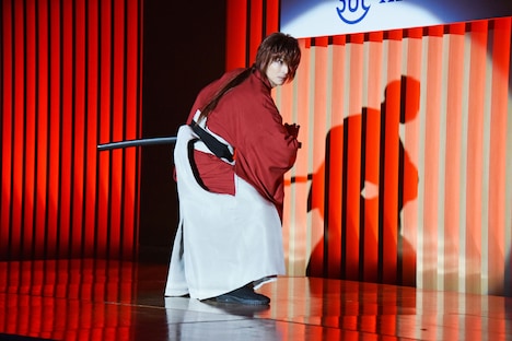 小池徹平扮する緋村剣心らによる、殺陣のパフォーマンスの様子。