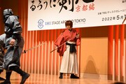 小池徹平扮する緋村剣心らによる、殺陣のパフォーマンスの様子。