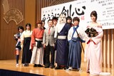 ミュージカル「るろうに剣心 京都編」製作発表の様子。左から鈴木梨央、井頭愛海、小池徹平、山口馬木也、小池修一郎、岐洲匠、黒羽麻璃央、加藤和樹、加藤清史郎、伶美うらら。