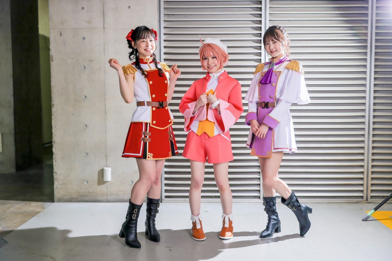 左から徳井青空、コスプレーヤーの柏木れに、久保ユリカ。