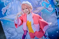 ネオンのコスプレをした柏木れに。