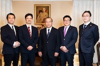 左から有限会社パオ越谷勝治氏、KADOKAWAの青柳昌行CPO、ヴー・ホン・ナム大使、N&V BRIDGE GROUPグェン・ボー・フェン・ユーンCEO代表取締役社長、有限会社チャイム松本慈之氏。（撮影：野口彈）