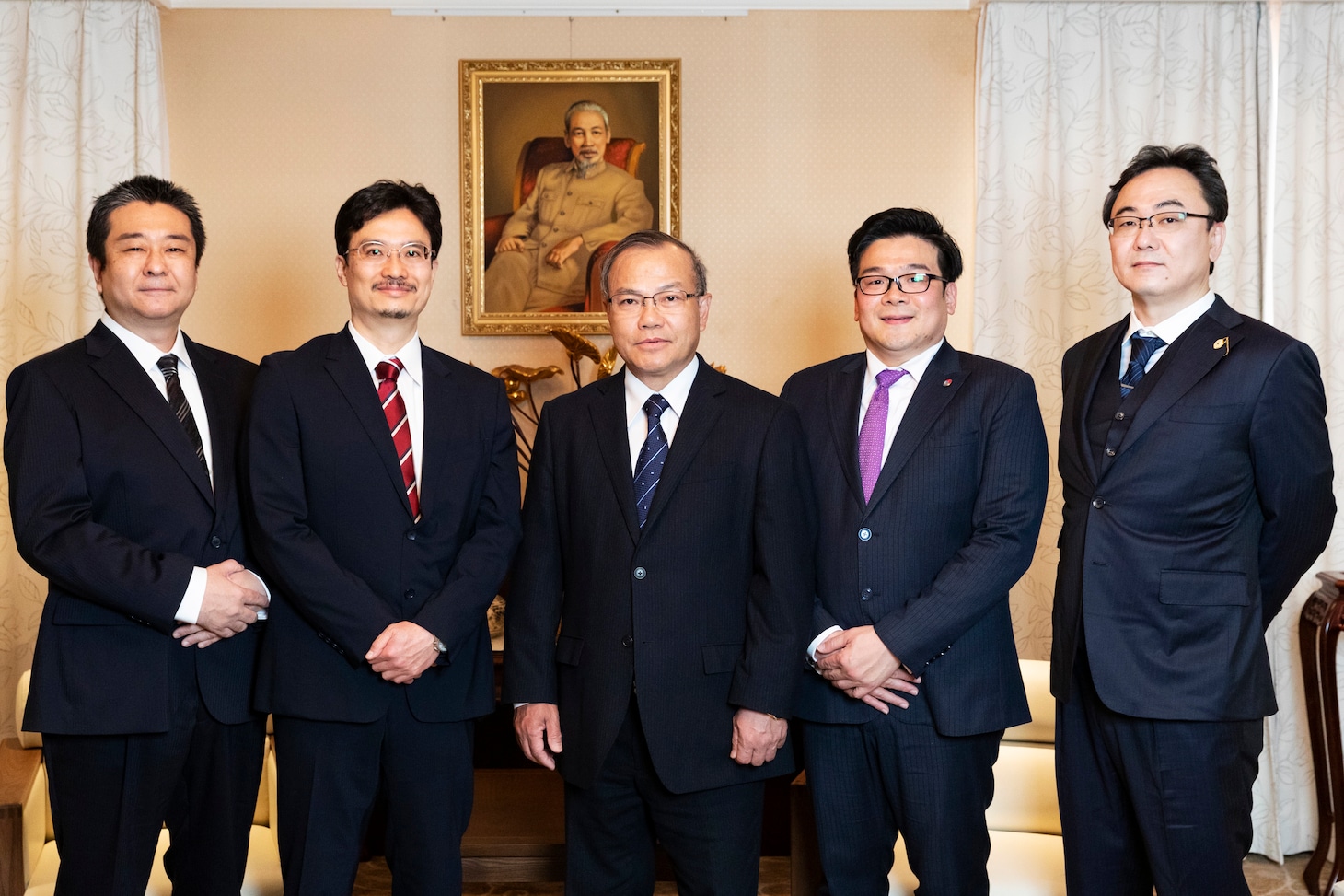 左から有限会社パオ越谷勝治氏、KADOKAWAの青柳昌行CPO、ヴー・ホン・ナム大使、N&V BRIDGE GROUPグェン・ボー・フェン・ユーンCEO代表取締役社長、有限会社チャイム松本慈之氏。（撮影：野口彈）