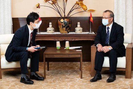 左から青柳昌行CPOとヴー・ホン・ナム大使。(撮影:野口彈)