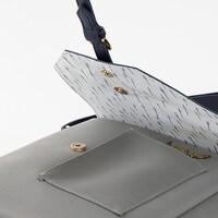 グリフィスモデルのショルダーバッグ。