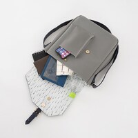 グリフィスモデルのショルダーバッグ。