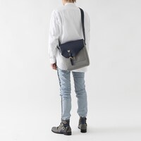 グリフィスモデルのショルダーバッグの使用イメージ。