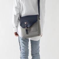 グリフィスモデルのショルダーバッグの使用イメージ。