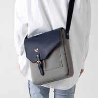 グリフィスモデルのショルダーバッグの使用イメージ。